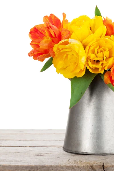 Buquê de tulipas coloridas em regar pode — Fotografia de Stock