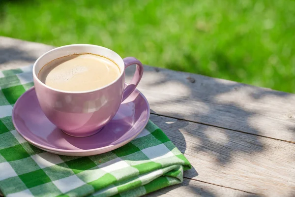 Coffee cup on garden table — Stock Photo, Image