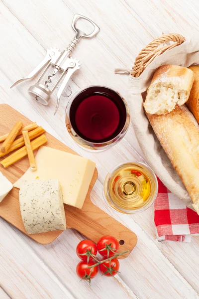 Vin blanc et rouge, fromage et pain — Photo