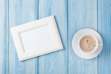 Kahve fincanı ve boş fotoğraf çerçevesi