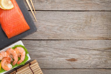 Taze somon balık ve karides