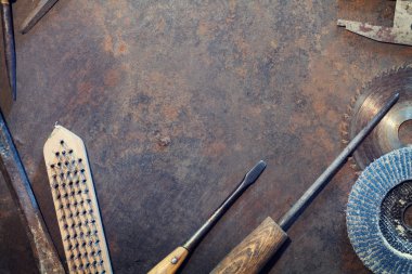 Eski araçları ile tezgah metal masa