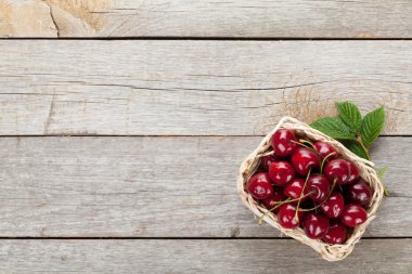 Tahta masada olgun kirazlar