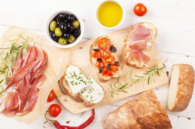 Bruschetta peynir, domates ve prosciutto ile
