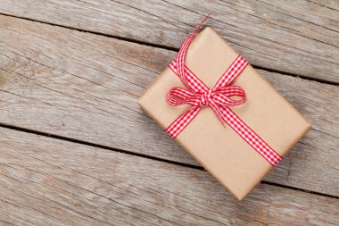 Hediye kutusu ahşap masada.