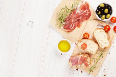 Bruschetta domates ve prosciutto ile