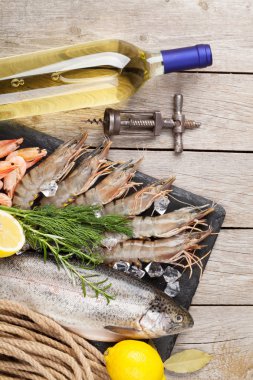 Taze çiğ deniz ürünleri ile baharat