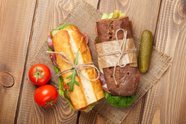 İki sandviç salata, jambon, peynir ile