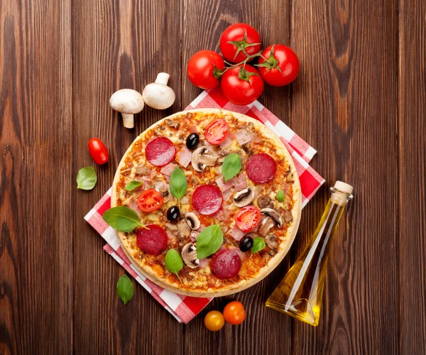 Italiensk pizza med pepperoni — Stockfoto