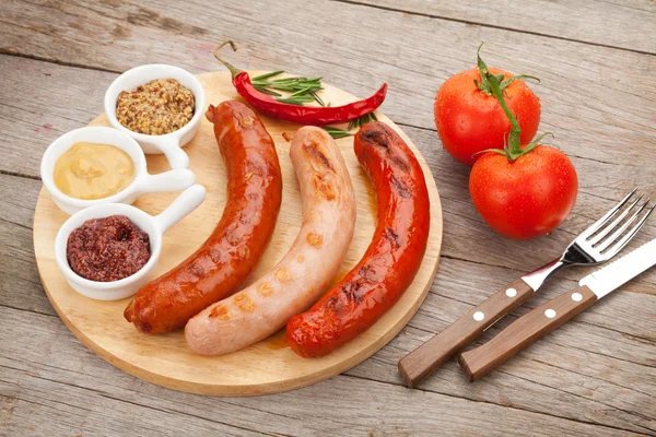 Various grilled sausages and tomatoes — Stock Photo, Image