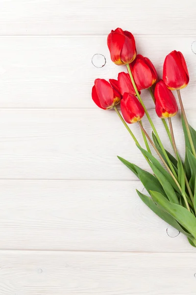 Bouquet de tulipes rouges sur bois — Photo