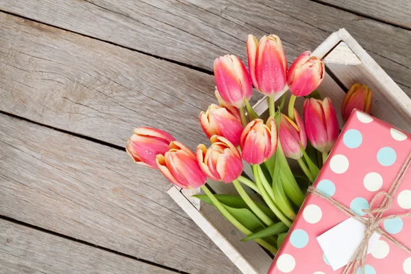Színes tulipán és ajándék doboz — Stock Fotó