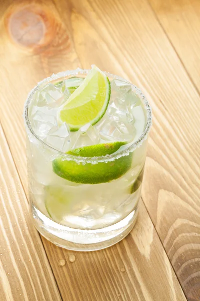 Classic margarita cocktail with salty rim — Stock Photo, Image