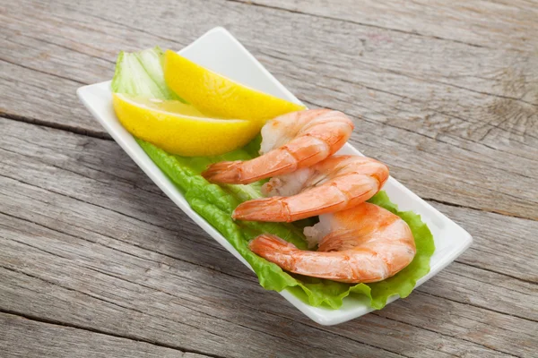 Cooked shrimps with lemon — Stock Photo, Image