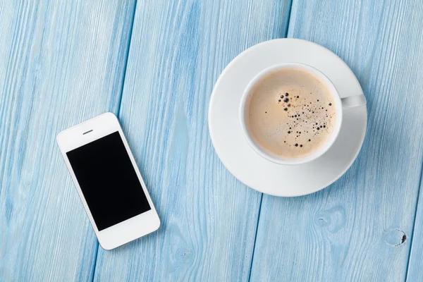 Filiżanka kawy i smartphone — Zdjęcie stockowe