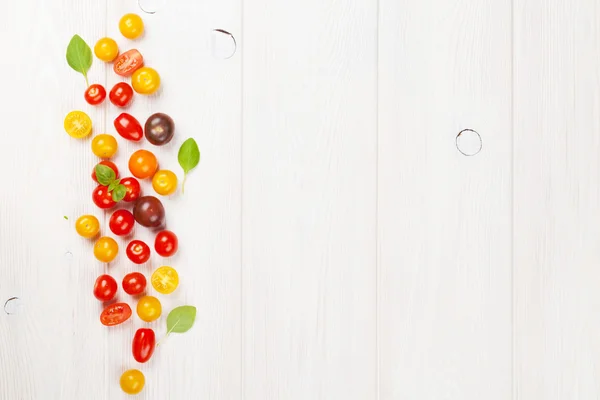 Tomates cereja coloridos e manjericão — Fotografia de Stock