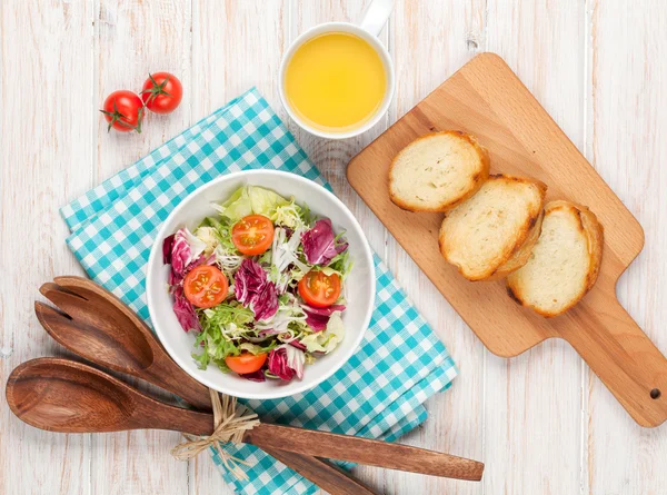 Healthy breakfast with salad — Stock Photo, Image