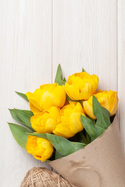 Tulipes jaunes sur table en bois — Photo