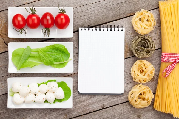 Pasta en salade verlaat met Kladblok — Stockfoto