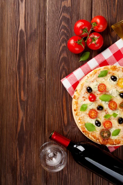 Włoska pizza i czerwone wino — Zdjęcie stockowe