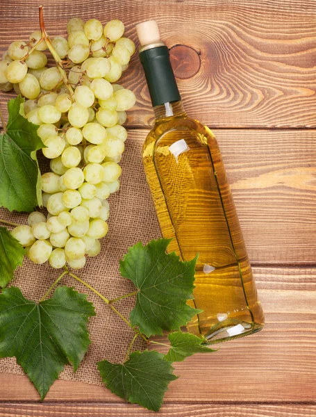 White wine bottle and bunch of grapes — Stock Photo, Image