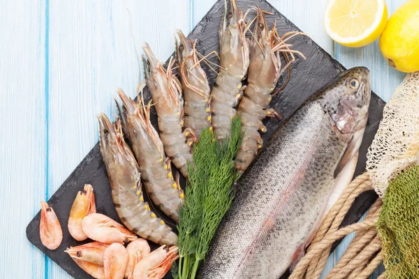 Alimentos frescos do mar crus com especiarias — Fotografia de Stock