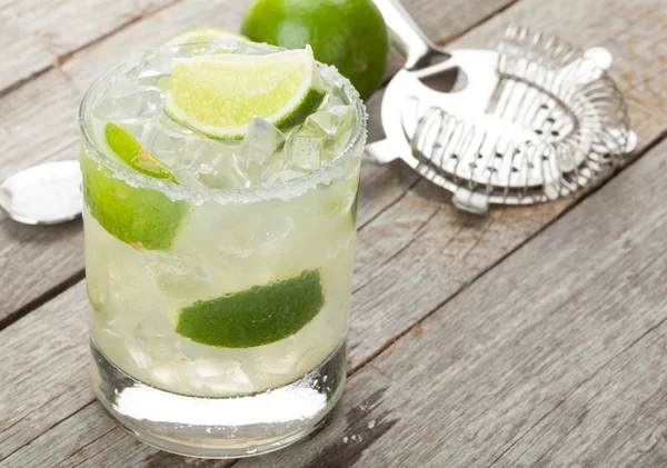 Classic margarita cocktail with salty rim — Stock Photo, Image