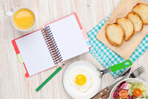 Healthy breakfast with fried egg — Stock Photo, Image