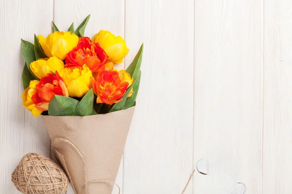 Színes tulipán fából készült asztal fölé — Stock Fotó