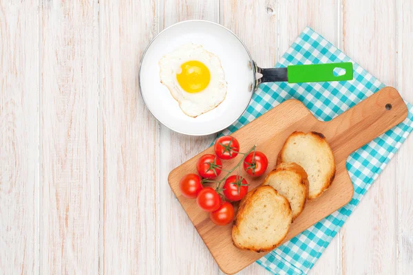 Healthy breakfast with fried egg — Stock Photo, Image