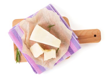 kesme tahtası üzerinde parmesan peyniri