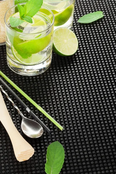 Mojito cocktail och ingredienser — Stockfoto