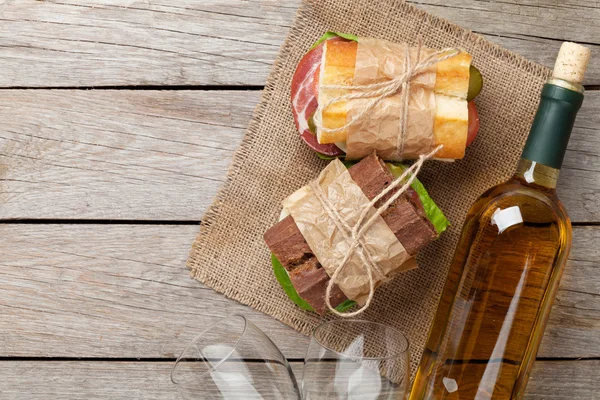 Dos sándwiches y vino blanco — Foto de Stock