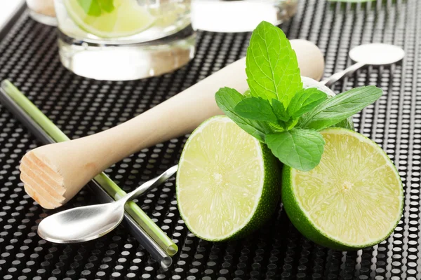 Mojito cocktail and ingredients — Stock Photo, Image