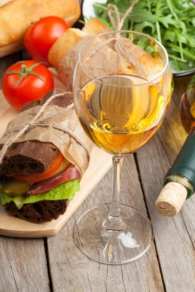 Copa de vino blanco y sándwiches — Foto de Stock