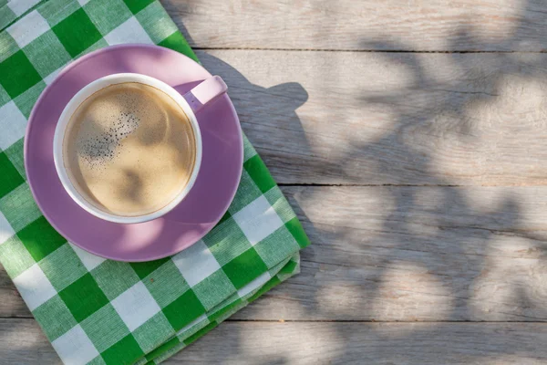 Coffee cup on garden table — Stock Photo, Image