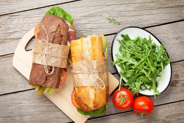 Duas sanduíches com salada — Fotografia de Stock