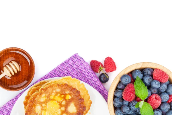 Pancakes with raspberries, blueberries, mint — Stock Photo, Image