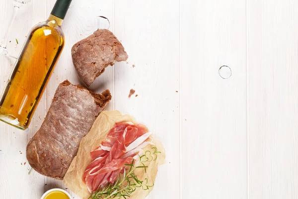 Prosciutto, ciabatta e vino — Foto Stock