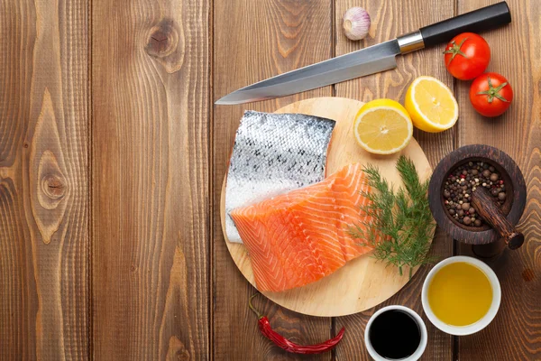 Salmón, especias y condimentos — Foto de Stock