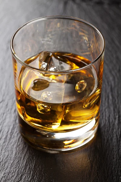 Ett glas whisky med whisky. — Stockfoto