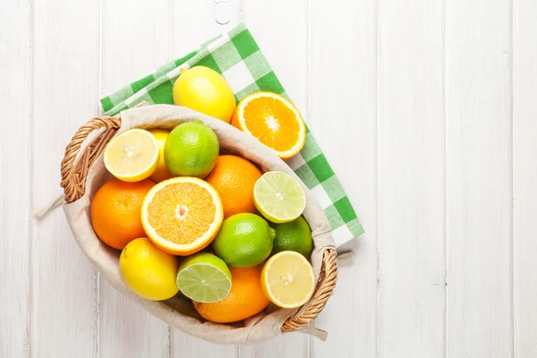 Citrus fruits in basket — Stock Photo, Image