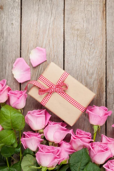 Подарункова коробка з трояндами та валентинками — стокове фото