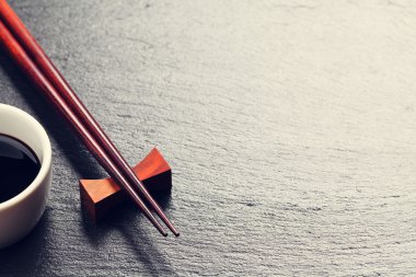 Japon suşi yemek çubukları ve soya sosu kase