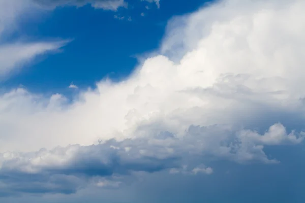 Голубое небо с дождливыми облаками — стоковое фото