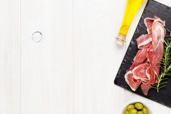 Prosciutto med rosmarin och olivolja — Stockfoto