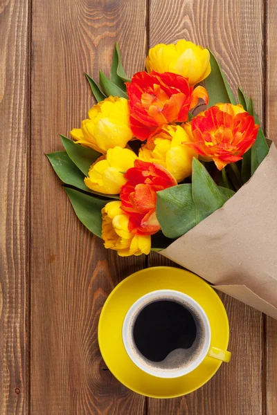 Coloridos tulipanes ramo y taza de café — Foto de Stock