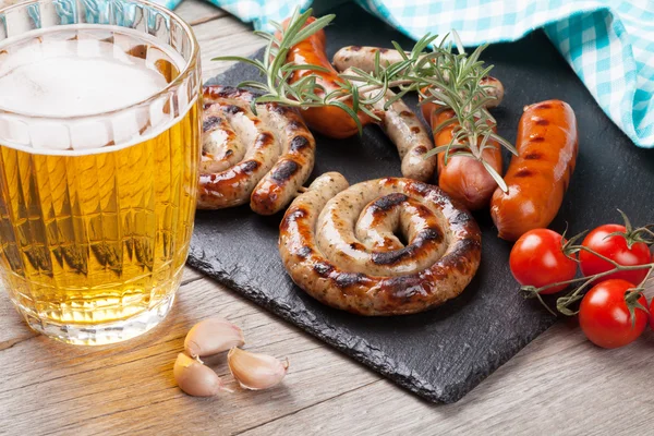Bira bardağı ve ızgara sosis — Stok fotoğraf