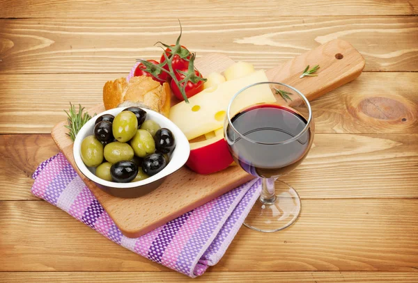 Rode wijn met kaas — Stockfoto