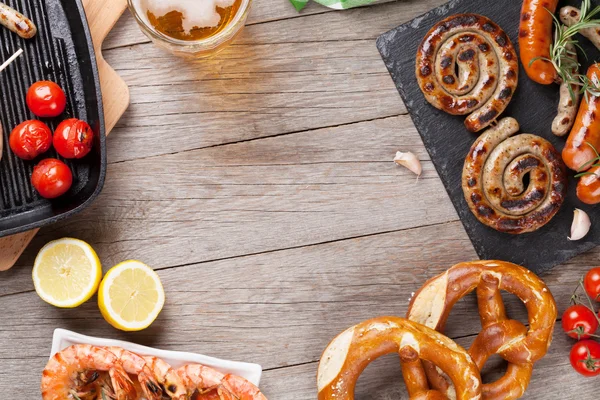 Taza de cerveza, gambas a la parrilla, salchichas —  Fotos de Stock